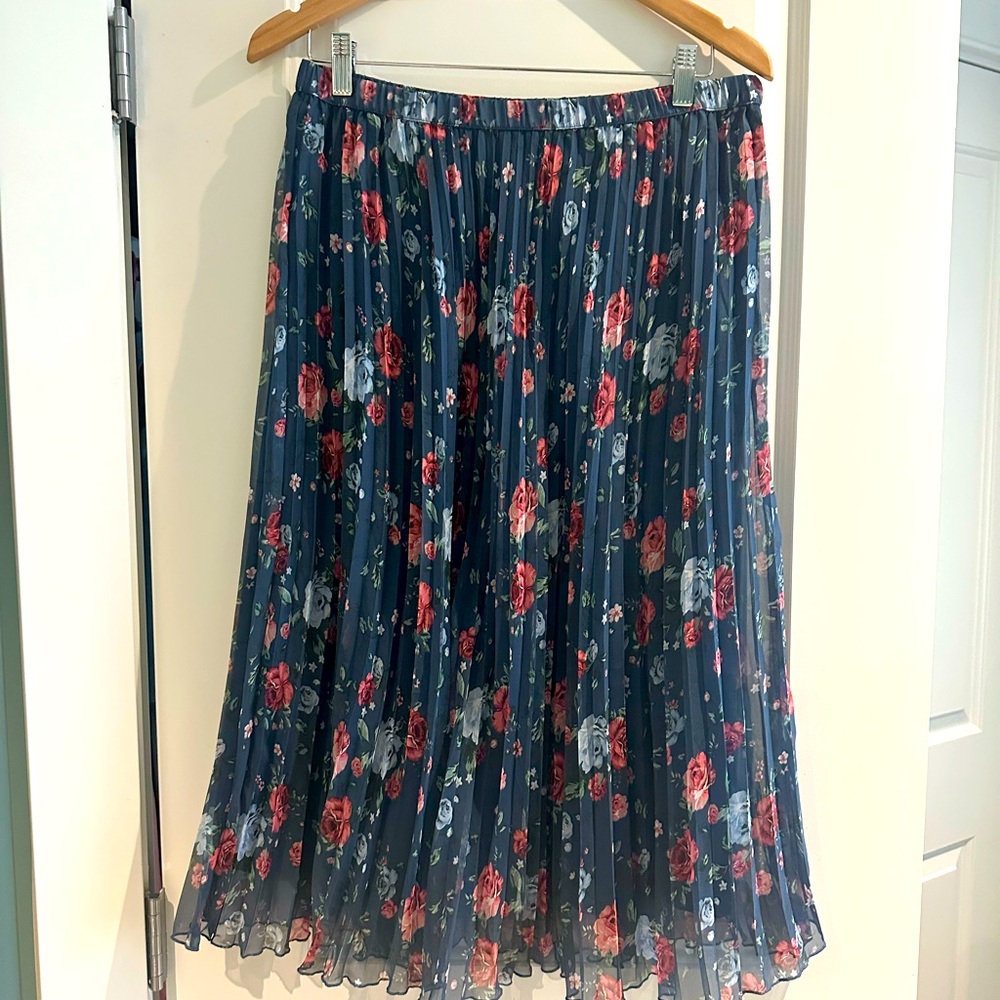 Mint condition. H&M Floral Pleated Skirt - Navy and Pink. Size 14.